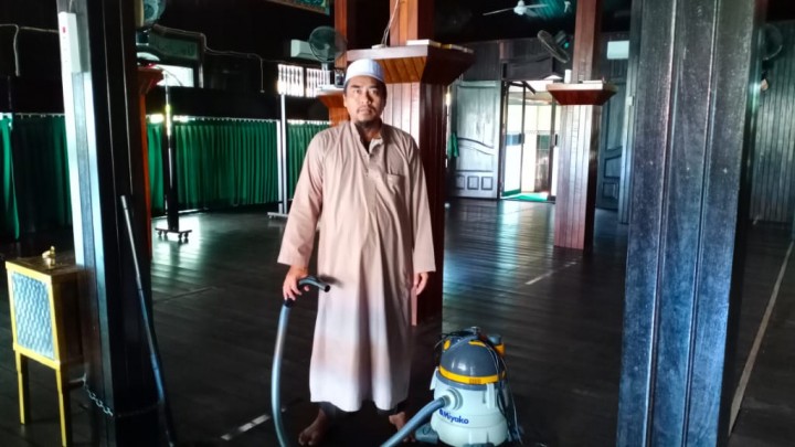 Mengenai Surat Edaran Wali Kota, Pengurus Masjid Tua Al-Wahhab Tetap Melaksanakan Ibadah Sembari Menghimbau Masyarakat