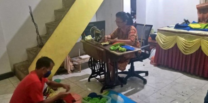 Ringankan Beban Suami, Istri Bupati Jahit Masker & Bagikan Gratis Pada Masyarakat