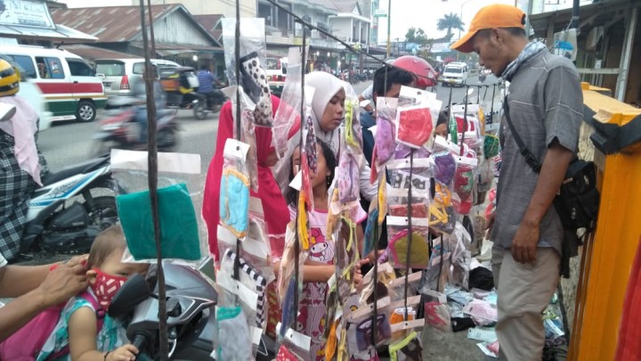 Dampak Virus Corona, Masker Kain Laris Manis Diborong Pembeli hingga 50-100 Lembar Setiap Harinya