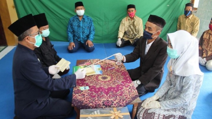 Akad Nikah Unik di Tengah Wabah Corona, Ijab Kabul Gunakan Tali