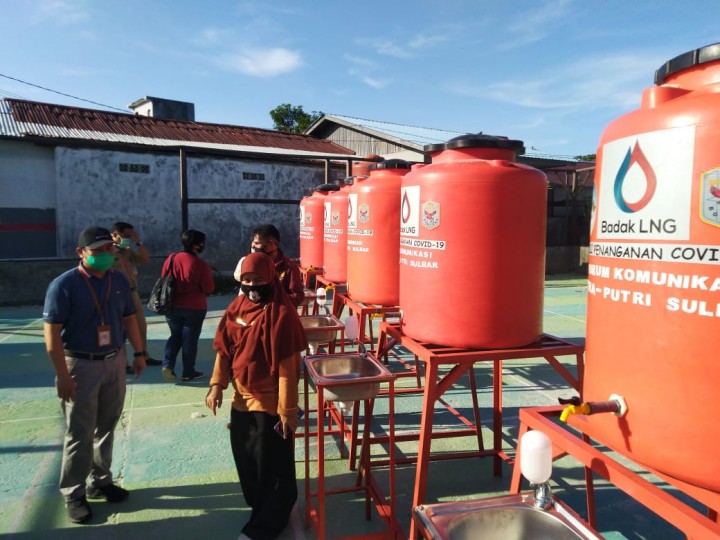 Badak LNG Tebar Perlengkapan Cuci Tangan di Pusat Keramaian, Serukan PHBS Ditengah Ancaman Covid-19