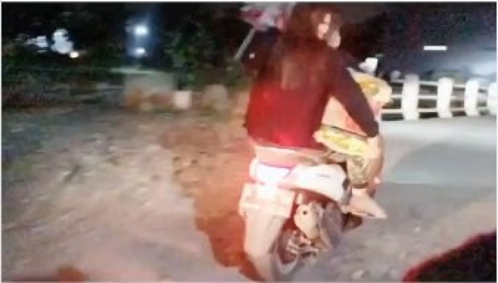 Bagikan Sembako ke Warga, Ini Potret Via Vallen Naik Motor Sampai ke Gang-Gang Sempit