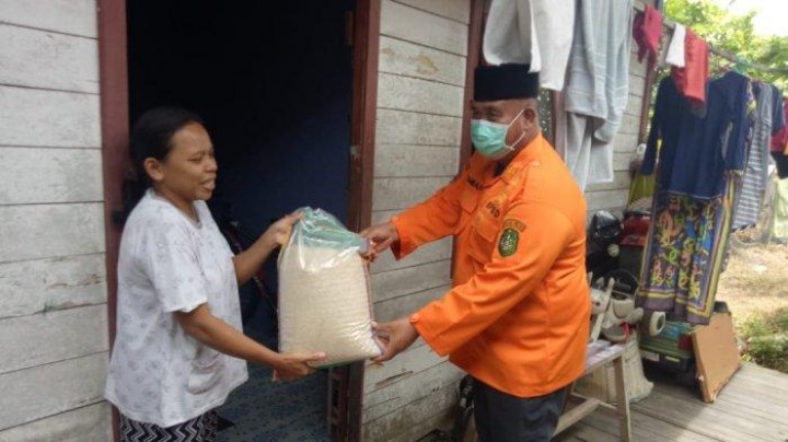Bupati Kukar Edi Damansyah Serahkan Bantuan Sembako kepada Warga Terdampak Covid-19, Ini Kriterianya