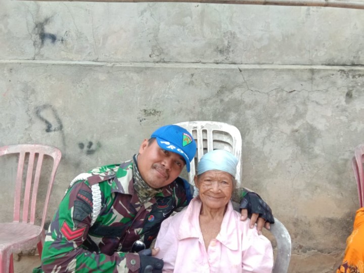 Cara Anggota Satgas TMMD Usir Rindu dengan Keluarga