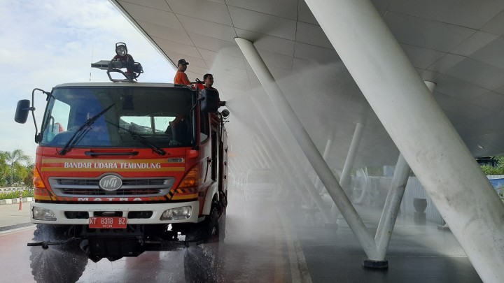Cegah COVID-19 Masuk ke Kaltim, Setiap Hari Fasilitas Publik Bandara APT Pranoto Rutin Disemprot Desinfektan