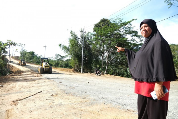 Jalan Manggar Mulus, Ibu Ecce; Terima Kasih TMMD