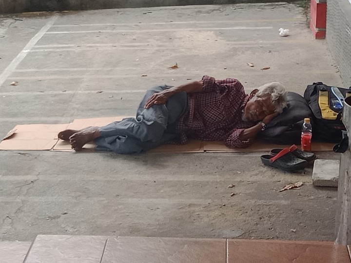 Kakek Tidur Terlantar Di Depan Toko Buku, Akui Warga Bontang Kuala Ingin Hidup Mandiri