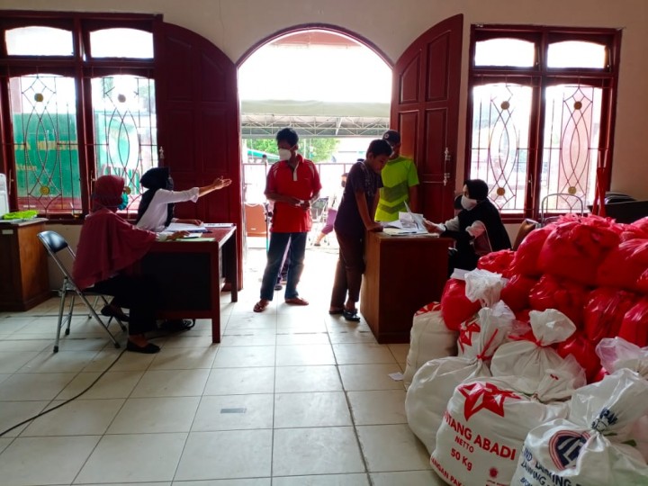 Kelurahan Lok Tuan Gilir Penyaluran Bantuan BLT, Antisipasi Terjadi Kerumunan Warga