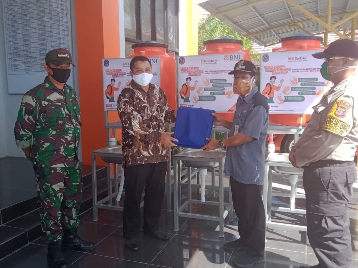 Kelurahan Tanjung Laut Indah Terima 4 Wastafel Cuci Tangan dari Bank BNI