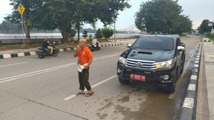 Kepala Satpol PP Kukar Bubarkan Kumpulan Remaja yang Nongkrong di Luar Rumah Dalam Waktu Lama