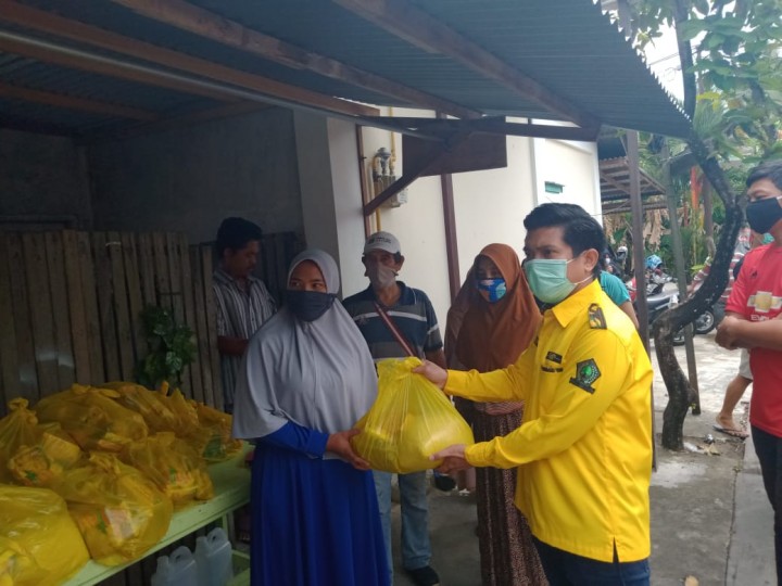 Ketua Dewan Peduli, Bagikan Seribu Sembako ke Warga Terdampak Covid-19
