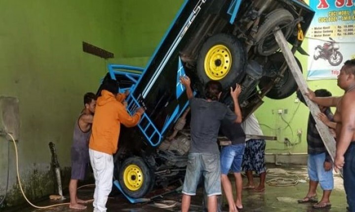Lagi, Mobil Terjatuh dari Hidrolik di Tempat Cuci