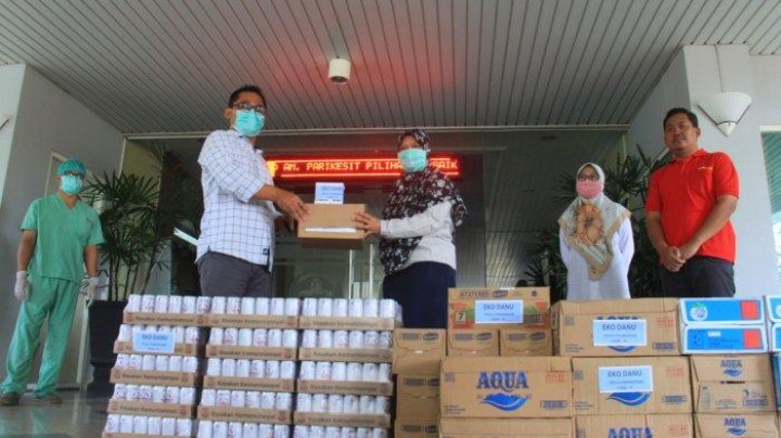 Lawan Covid-19, Anggota DPRD Kukar Ini Bantu Petugas Medis Relawan Berupa Makanan dan Vitamin