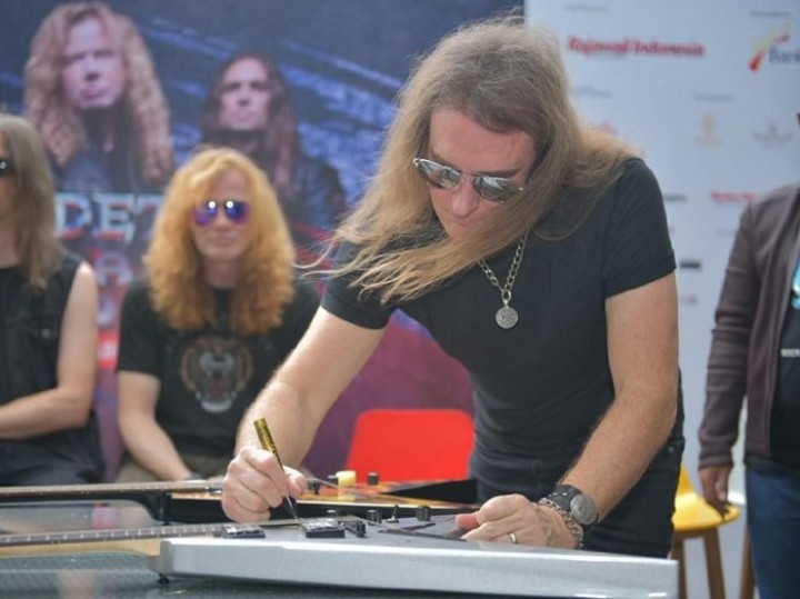 Lawan COVID-19, Lelang Gitar Bertanda Tangan Megadeth Tembus Rp 100 Juta