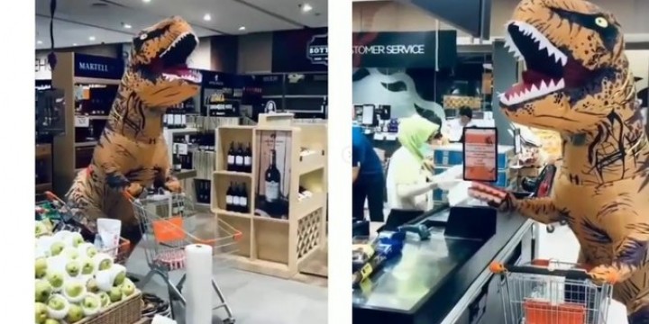 Orang Ini Pakai Kostum Dinosaurus Belanja di Mall