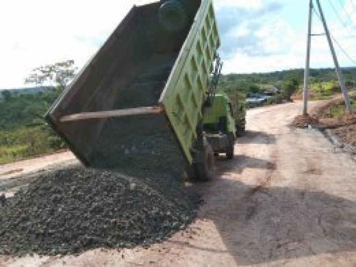 Pelebaran Jalan Desa Manggar, Masyarakat Bantu Angkat Material