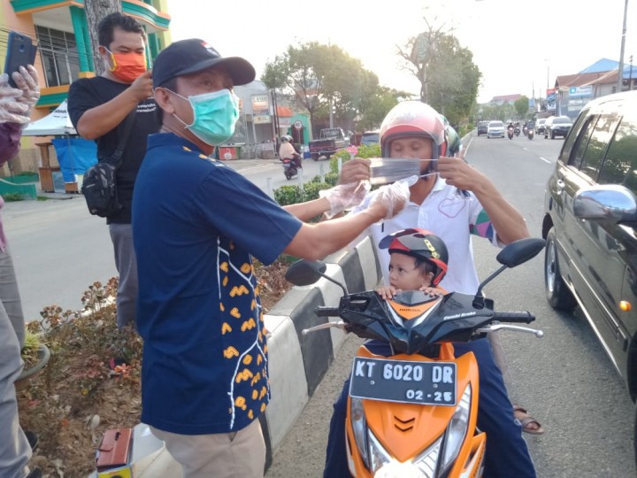Berdayakan Penjahit Lokal, Bakhtiar Beli Masker Kain Lalu Dibagikan ke Pengendara