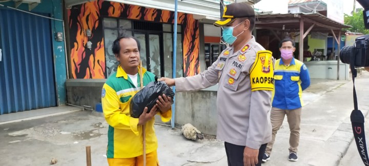 Polres Bontang Peduli, Bagikan 175 Paket Sembako ke Petugas Kebersihan 