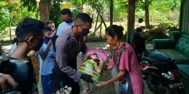Salut, Pemuda Ini Pakai Gaji Pertamanya Sebagai Polisi Bantu Warga Terdampak Covid-19