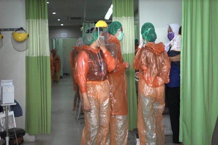 Tenaga Medis di Samarinda Tangani Pasien Suspect COVID-19 Pakai Jas Hujan