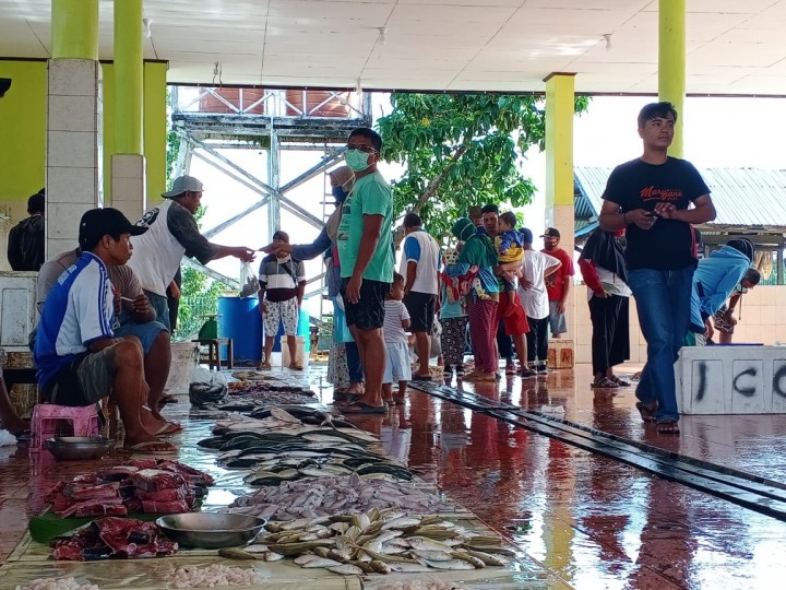 TPI Tanjung Limau Sepi, Pendapatan Penjual Ikan Terpangkas Separuh