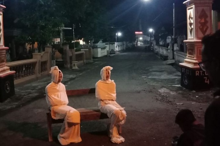 Foto 2 "Pocong" Duduk di Gapura Desa di Sukoharjo, Ini Penjelasannya