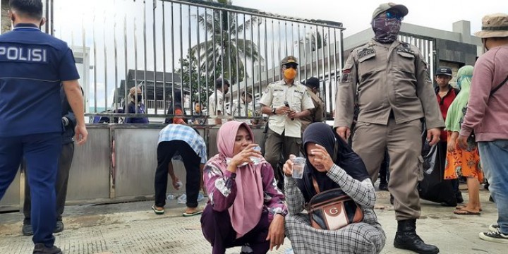 Warga Berdesakan, Pembagian Sembako di Rumah Gubernur Kaltim Dibubarkan Polisi
