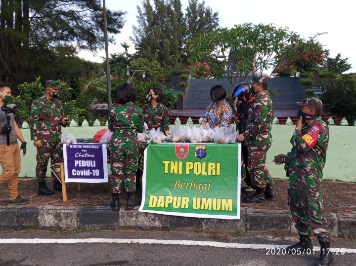 Dandim Sujarnawa Bagikan Takjil ke Pengguna Jalan