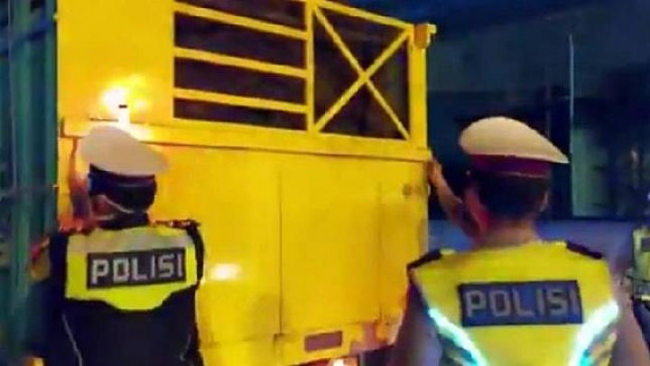 Polisi Pergoki Pemudik Nekat Pulang Tumpangi Truk Bawang