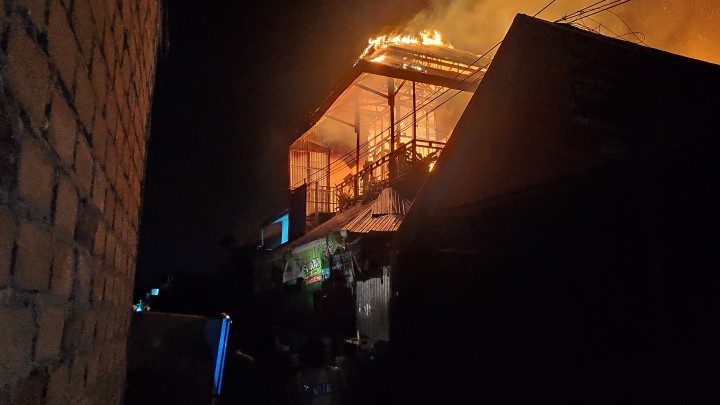 [BREAKING NEWS]  Kebakaran Hebat Lalap Rumah Warga di Kampung Jawa