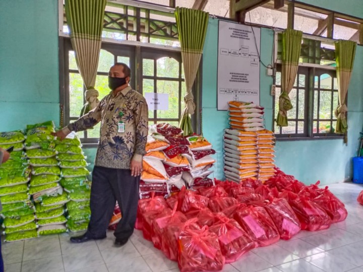 Warga Apresiasi Terima BLT, Lurah Pastikan Sembako Utuh Rp 300 Ribu