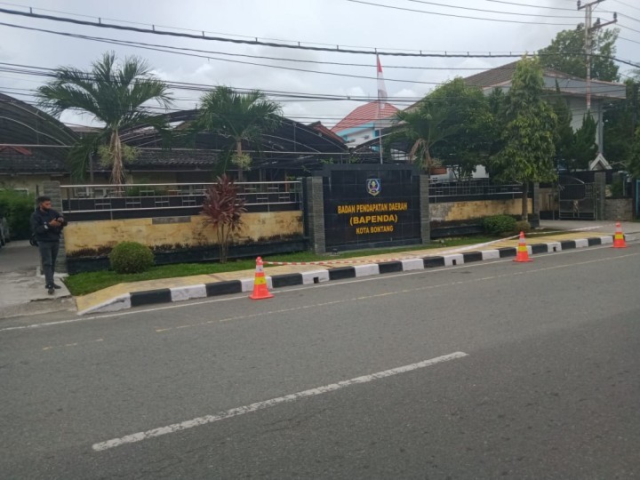 Antisipasi Insiden Kembali Terulang, Bapenda Pasang Pembatas Jalan di Depan Kantor