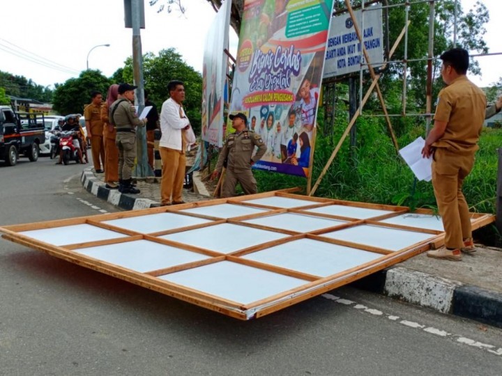 Bapenda Bersama Satpol PP Kota Bontang Tertibkan Reklame di 4 Titik Lokasi