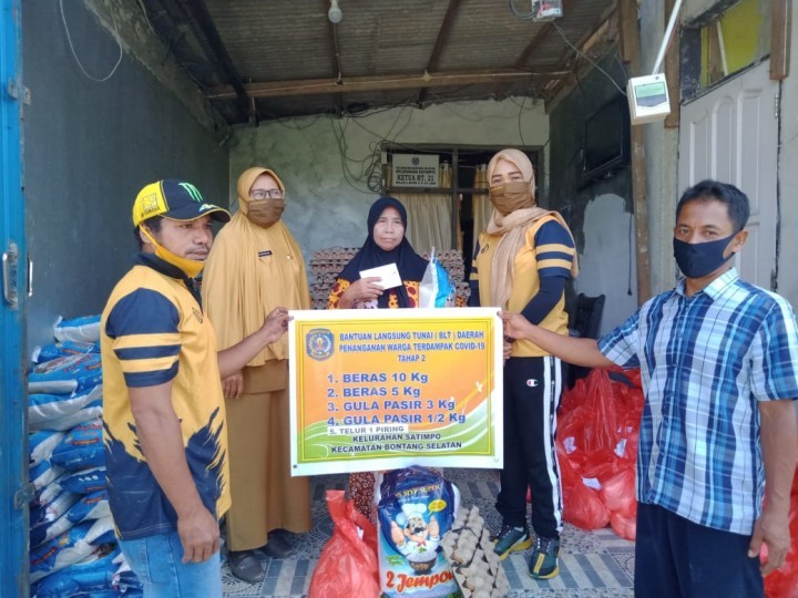 Kelurahan Satimpo Antar BLT Langsung ke Rumah Penerima