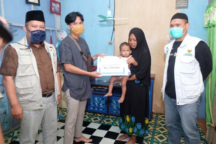 UPZ Pupuk Kaltim Salurkan Bantuan Renovasi Rumah Hingga Biaya Pengobatan