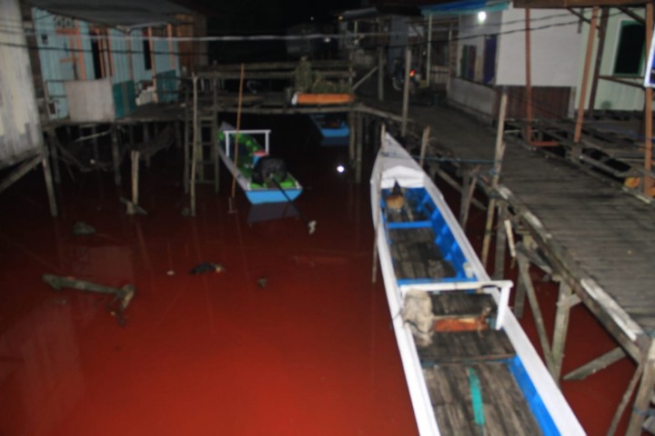 Warga Berbas Tengah Heboh, Air Sungai Mendadak Berubah Warna Darah