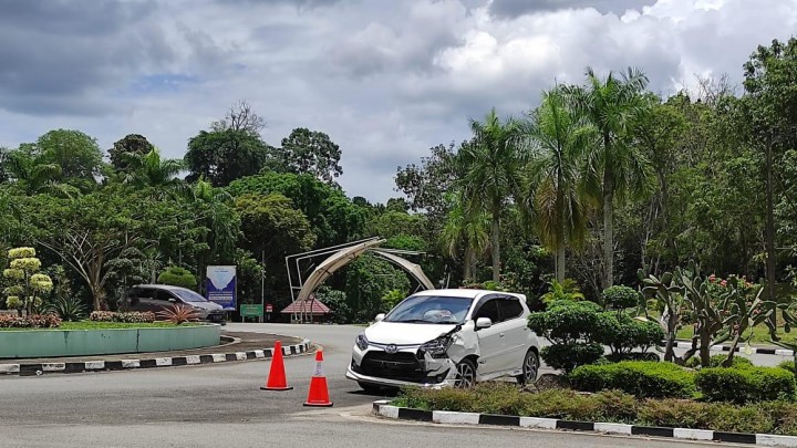 Kecelakaan di Bundaran Sintuk, Agya Seruduk Kembarannya