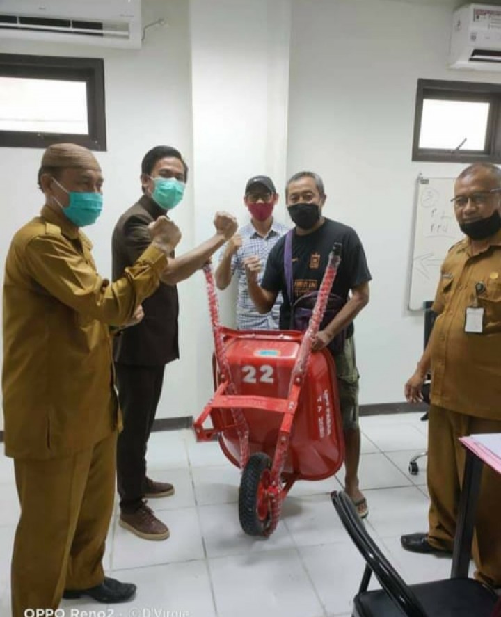 Mudahkan Angkut Barang, Pemkot Bagi-Bagi Gerobak Dorong ke Pedagang Pasar Tamrin