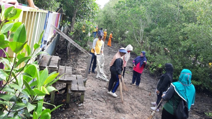 Aksi Bersih-Bersih Taman Mangrove Berbas Pantai Sulap Lokasi Wisata Jadi Asri