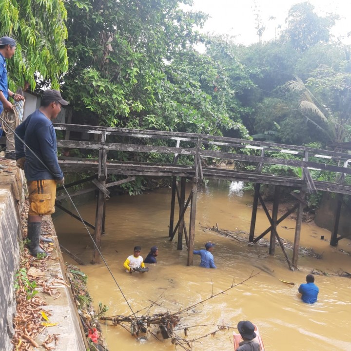 Cegah Banjir Datang Lagi, Petugas Bersih-Bersih Sungai dan Drainase