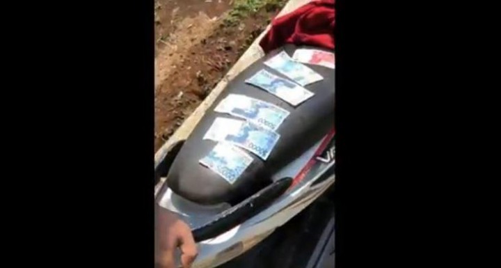 Heboh ! Warga Temukan Uang Pecahan Rp 100 Ribu & Rp 50 Ribu Berhambur di Saluran Irigasi