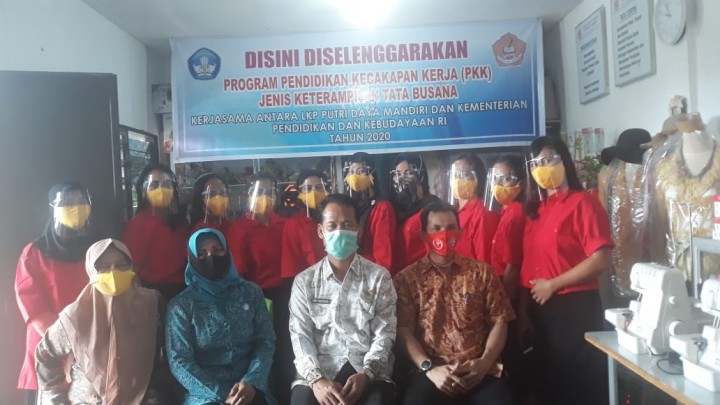 Kembangkan Ketrampilan Usia Produktif, Kemendikbud Tunjuk LKP Putri Daya Mandiri Gelar Pelatihan ke Warga