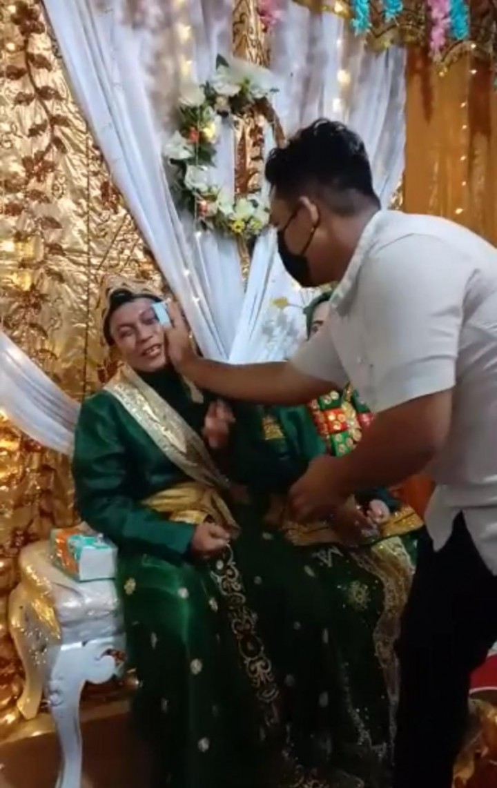 Melihat Tradisi Maccobo di Bontang, Menampar Pipi Pengantin Pria dengan Uang 
