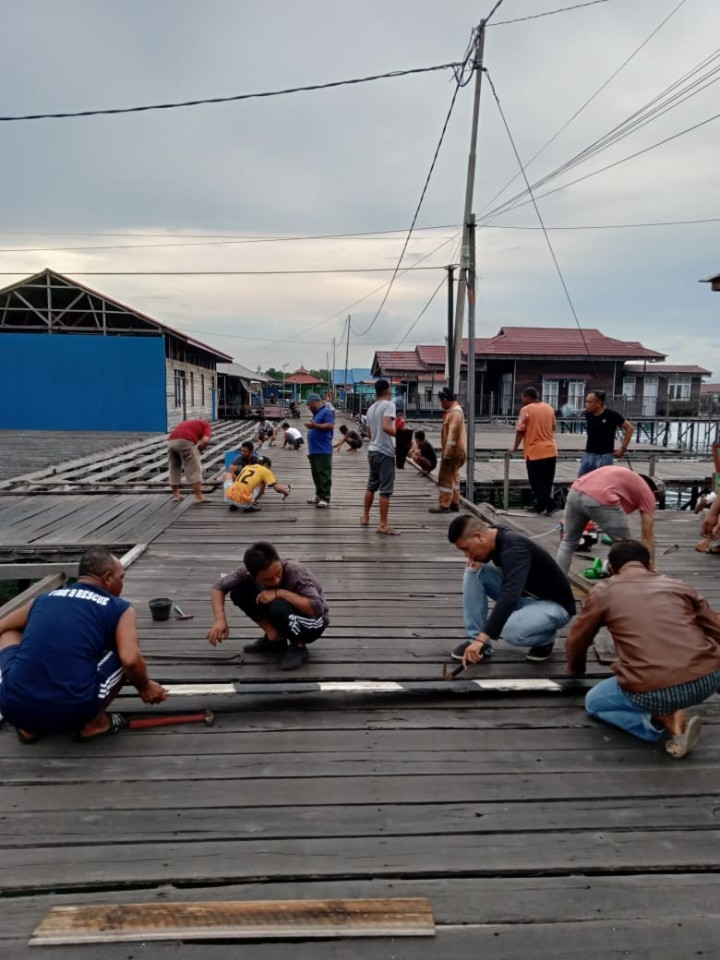 Risih Jalanan Rusak dan Berlubang, Warga Bontang Kuala Inisiatif Baikin Sendiri