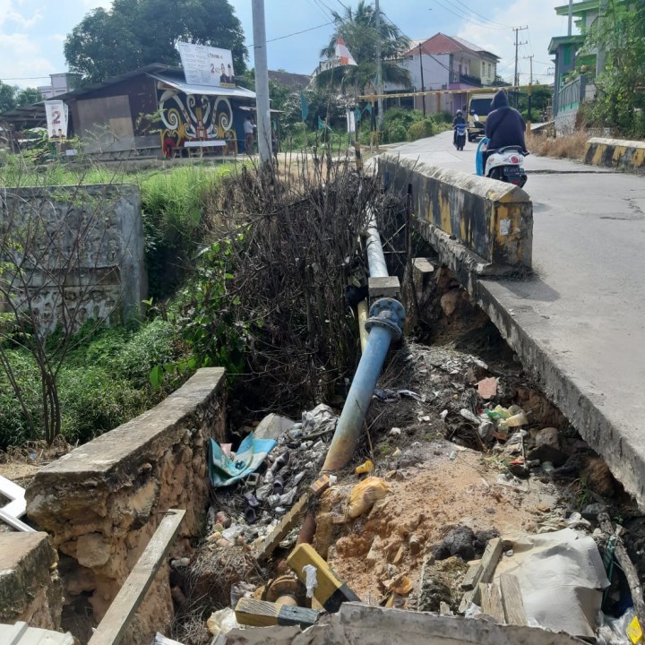 Rusak Sejak Lama, Kian Parah saat Dilalui Truk; Warga Khawatir Jembatan Ambruk