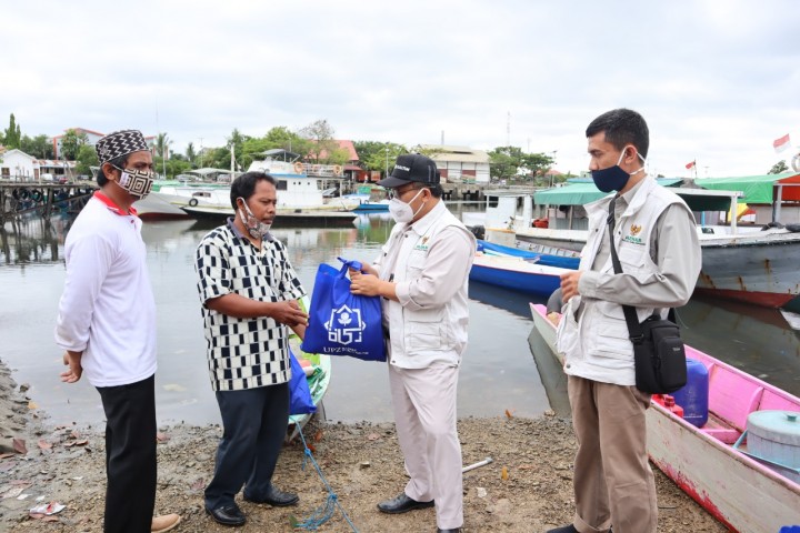 Apresiasi Peran Tenaga Pendidik, UPZ Pupuk Kaltim Salurkan 479 Paket Kado bagi Guru di Bontang