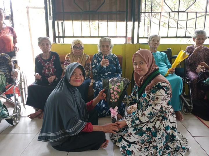 Berbagi Kasih di Hari Ibu, Kohati Bontang-Sangatta Gelar Baksos di Panti Jompo