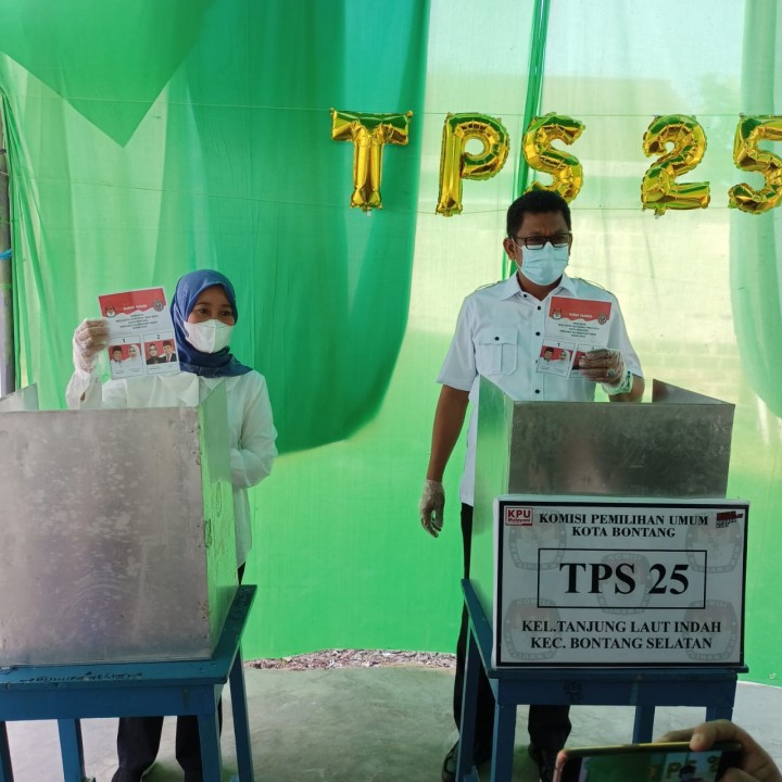 Ikut Mengantre dengan Warga Lain, Basri dan Istri Kompak Kenakan Baju Putih ke TPS