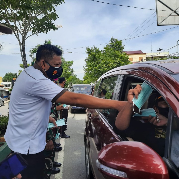 Kecamatan Bontang Selatan Bagi-Bagi 6 Ribu Masker ke Pengendara