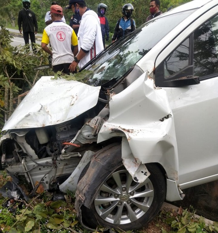 Mobil Pegawai Pemkot Nyungsep Tabrak Pohon di Bontang Lestari